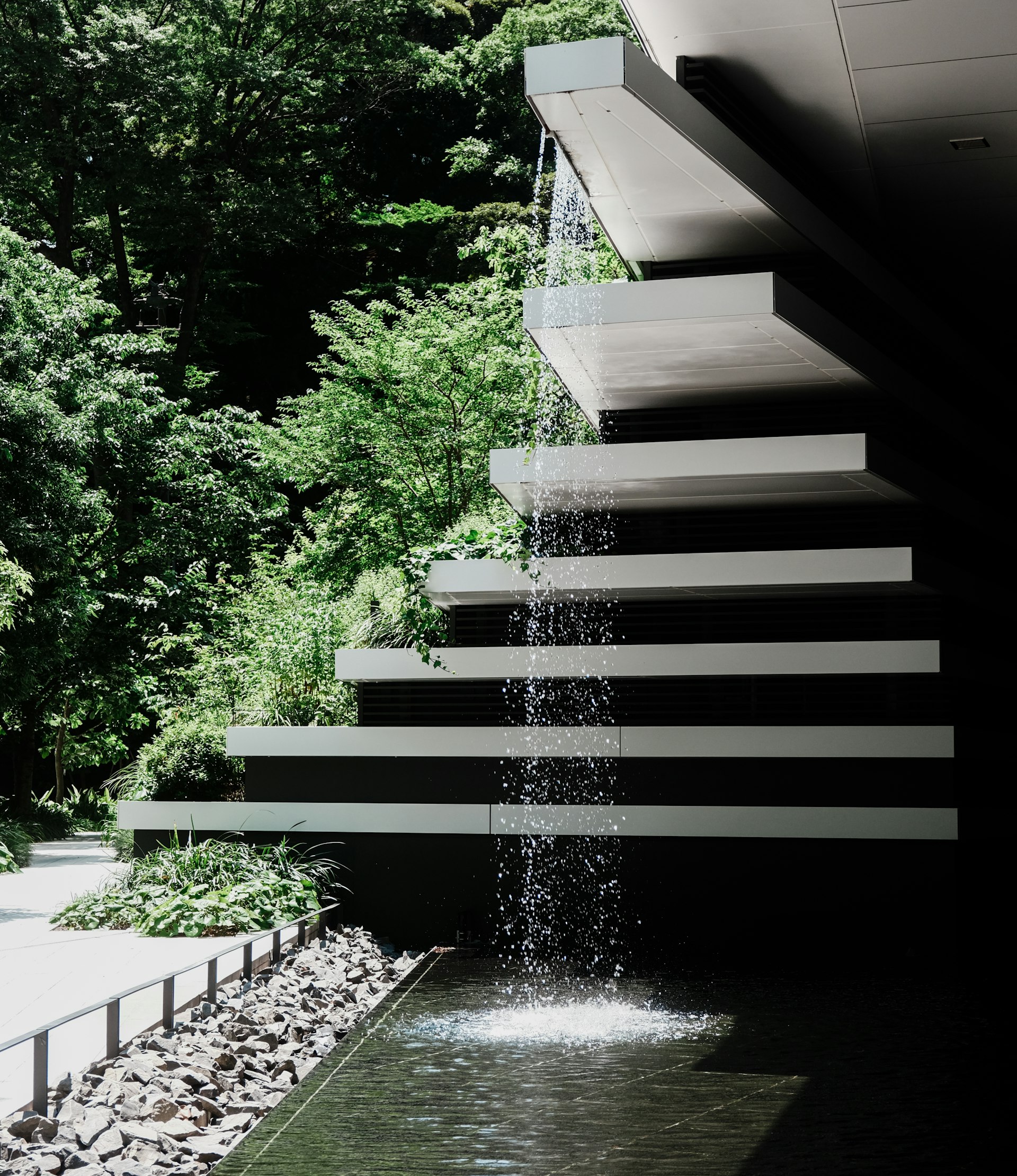 Escalier suspendu et lame d'eau en cascade