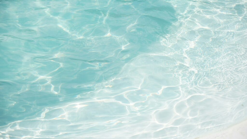 Eau turquoise limpide traversée de reflets de soleil