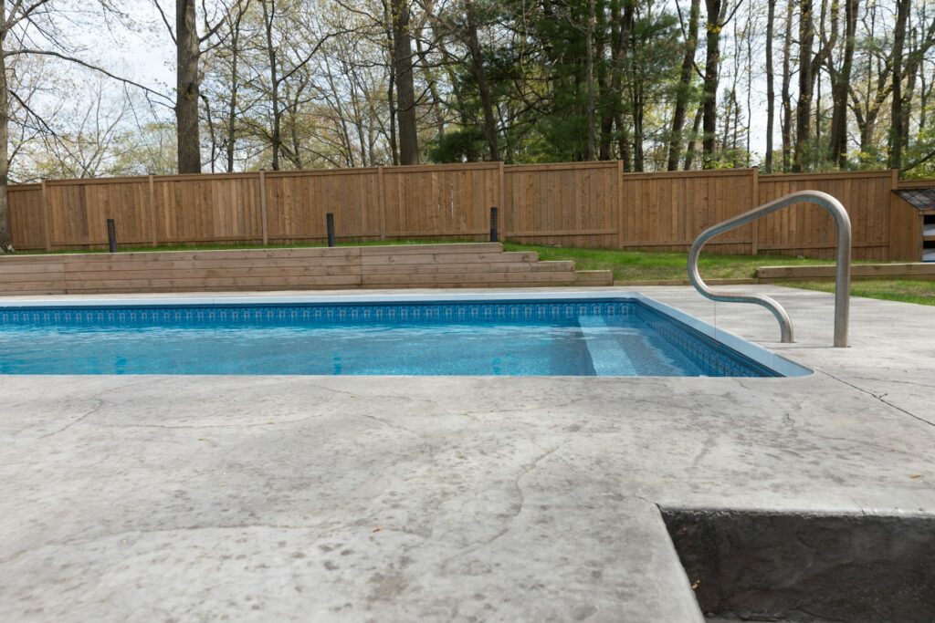 Piscine enterrée dans un jardin privé en extérieur